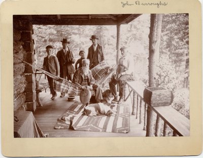 John Burroughs (1827-1921), naturalista americano, sentado en una hamaca en el centro del grupo de American Photographer